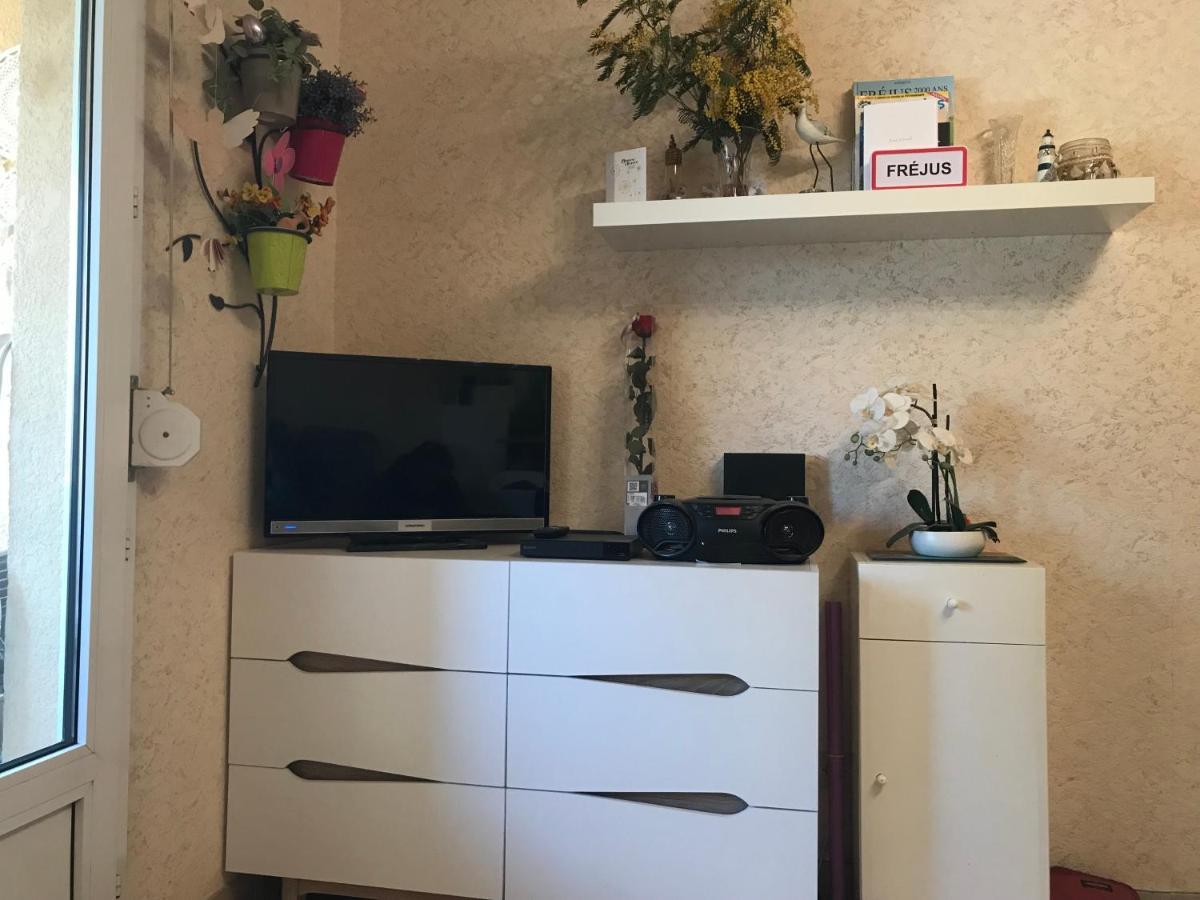 Appartement Port Frejus Avec Loggia Et Acces Plages A Pieds Exterior photo