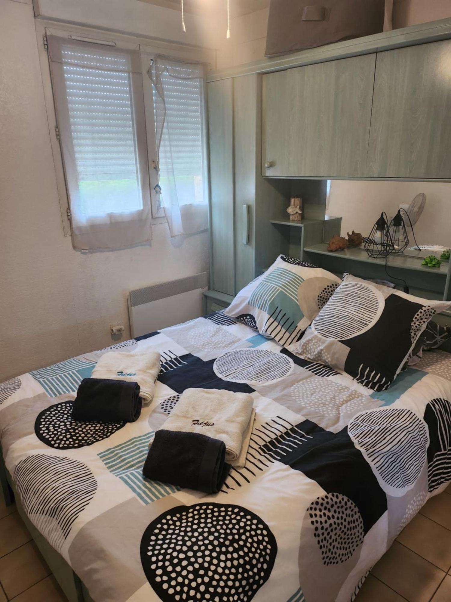 Appartement Port Frejus Avec Loggia Et Acces Plages A Pieds Exterior photo
